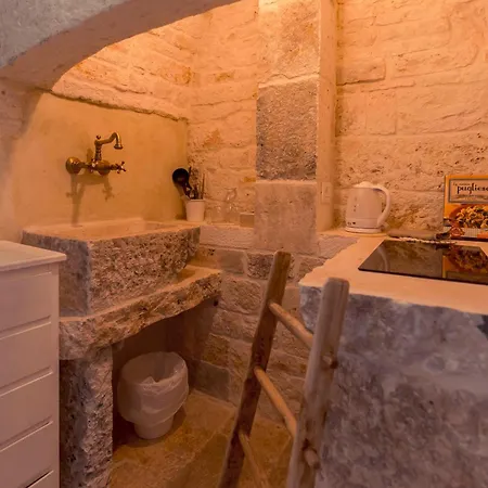 Trulli Antichi Mestieri - Widespread Trulli In The Historic Center Alberobello