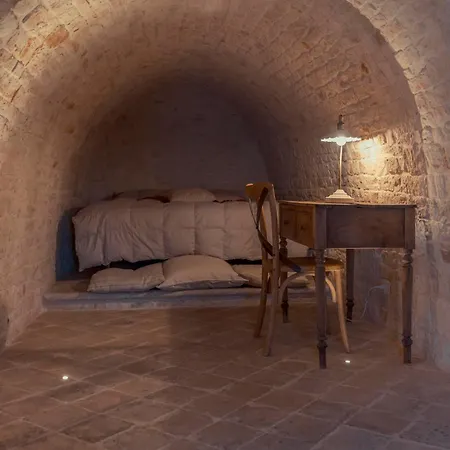לינה וארוחת בוקר Trulli Antichi Mestieri - Widespread Trulli In The Historic Center אלברובלו